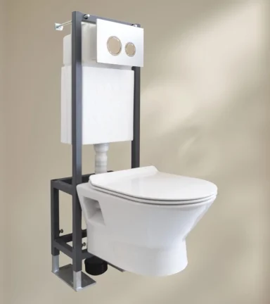 Toilette suspendue moderne avec réservoir intégré et rouleau de papier toilette.